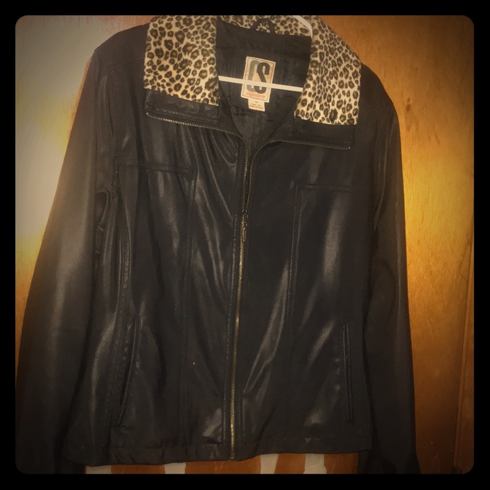 Black jacket with leopard collar & 2 pockets